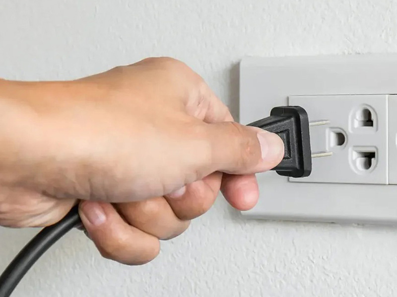 Cách xử lý micro bị nhiễm điện ra vỏ tránh nguy hiểm