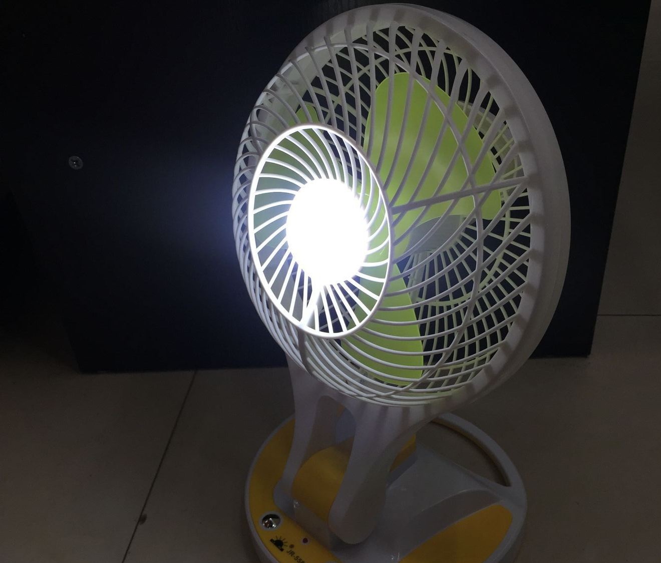 Quạt sạt điện kiêm đèn led phát sáng 