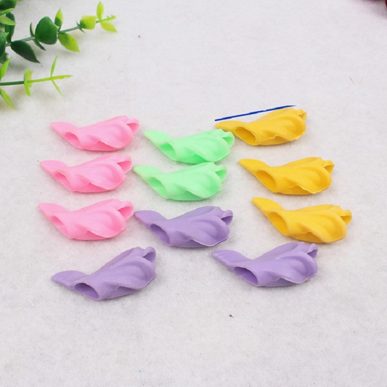 Dụng cụ đệm bút viết cho bé hình cá heo