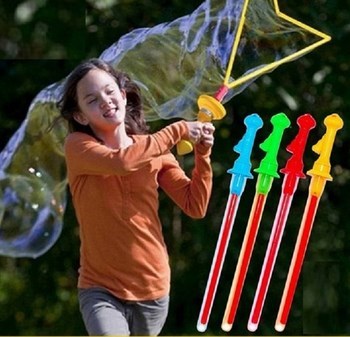 Thanh kiếm tạo bong bóng lớn cho bé 